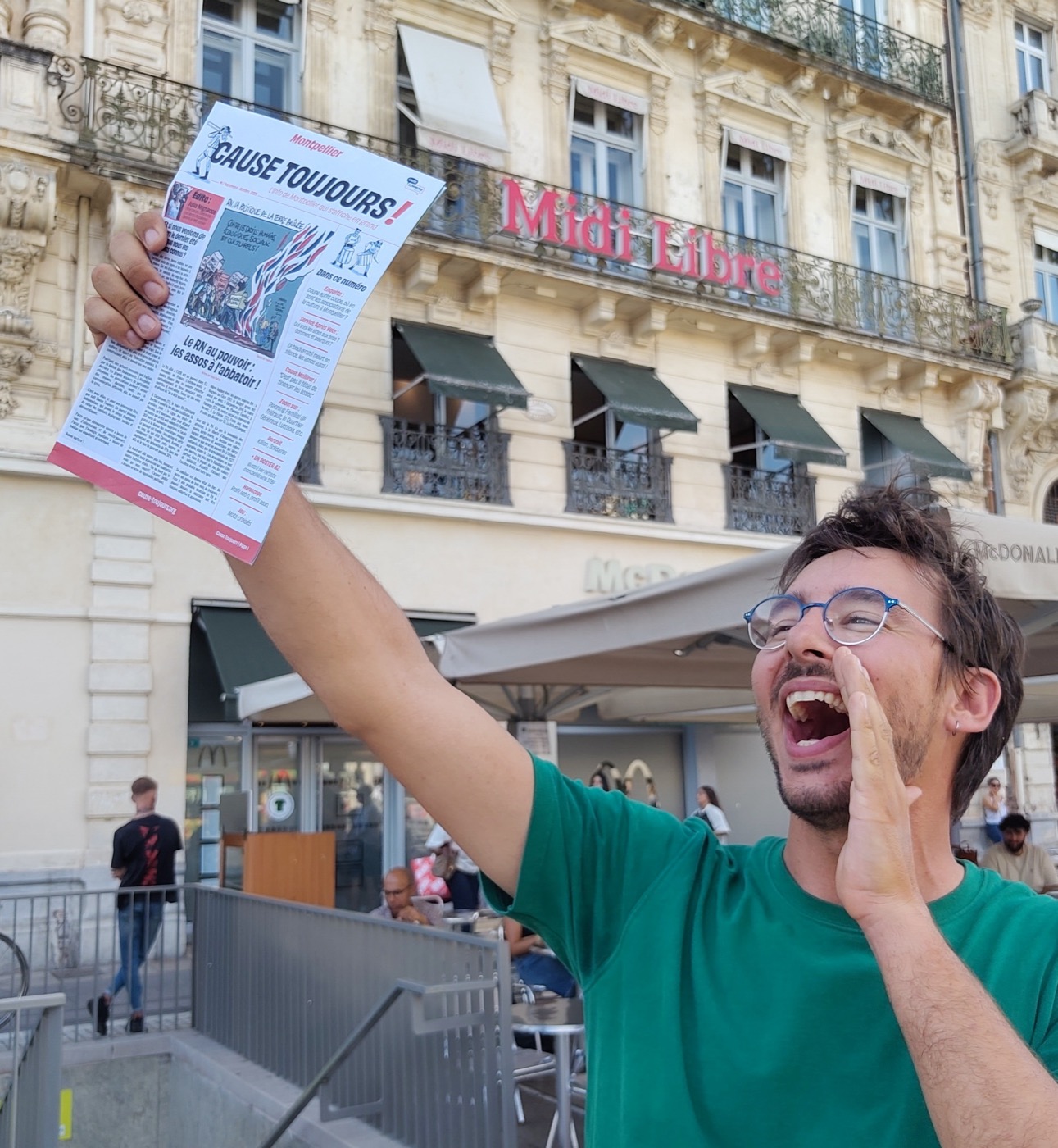 Un crieur de journaux annonce la sortie du N°001 — Cause Toujours !